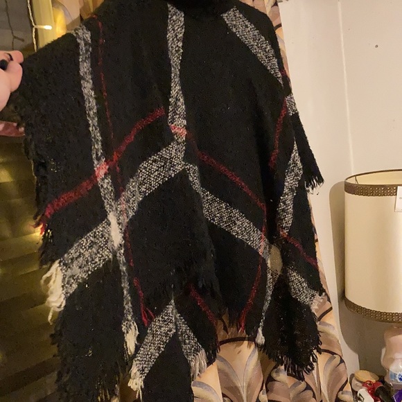 Scarf poncho. - Picture 3 of 3